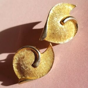 Vintage Puccini clip on earrings gold tone clipon retro leaf fall autumn